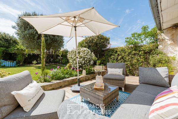 Maison de bourg fleurie en bord de mer