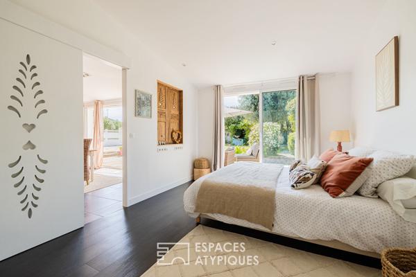 Maison de bourg fleurie en bord de mer