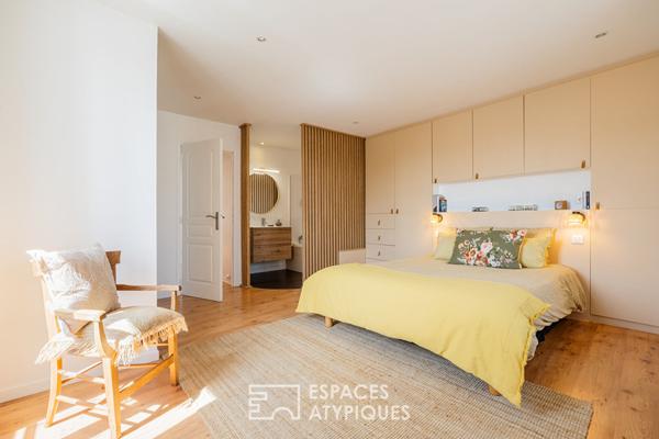 Maison de bourg fleurie en bord de mer