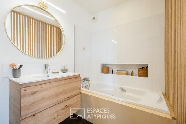 Maison de bourg fleurie en bord de mer