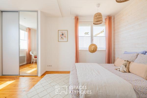 Maison de bourg fleurie en bord de mer