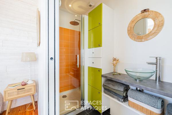 Maison de bourg fleurie en bord de mer