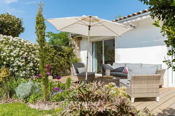 Maison de bourg fleurie en bord de mer