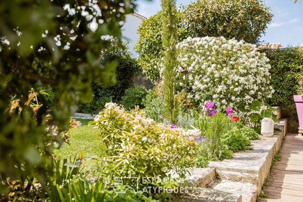 Maison de bourg fleurie en bord de mer