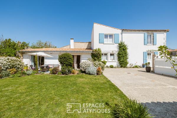 Maison de bourg fleurie en bord de mer