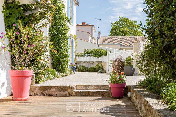 Maison de bourg fleurie en bord de mer