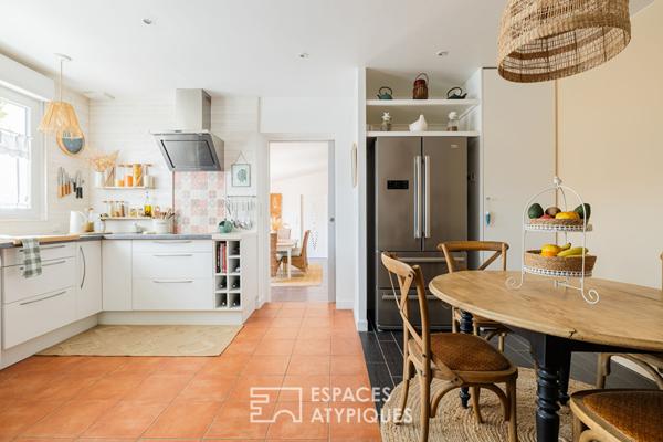 Maison de bourg fleurie en bord de mer