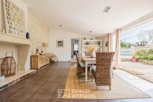 Maison de bourg fleurie en bord de mer