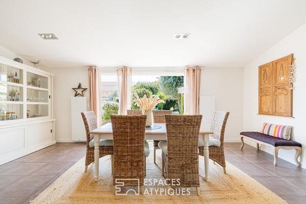 Maison de bourg fleurie en bord de mer