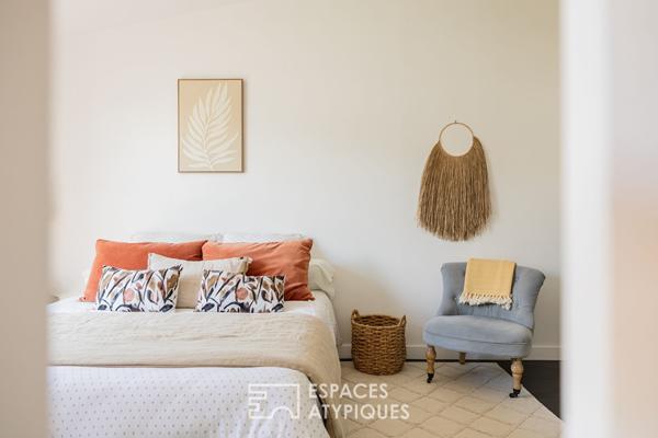 Maison de bourg fleurie en bord de mer