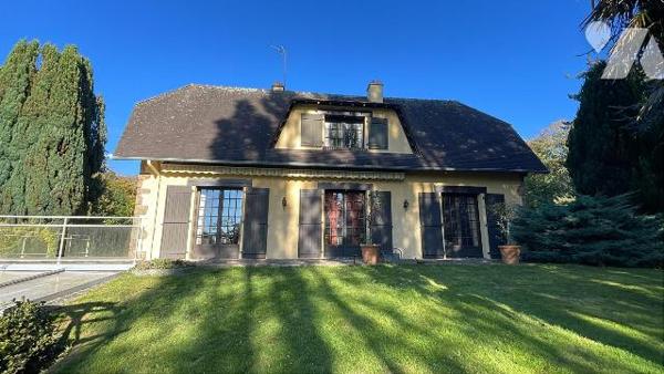 Maison de 140 m2 sur un terrain de 5459 m2 en centre ville de Domfront en poiraie