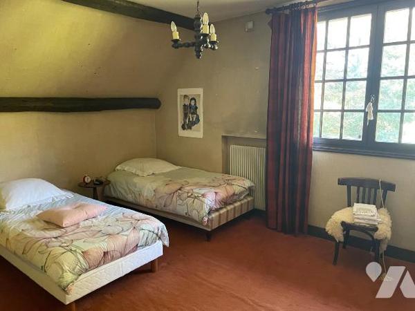 Maison de 140 m2 sur un terrain de 5459 m2 en centre ville de Domfront en poiraie