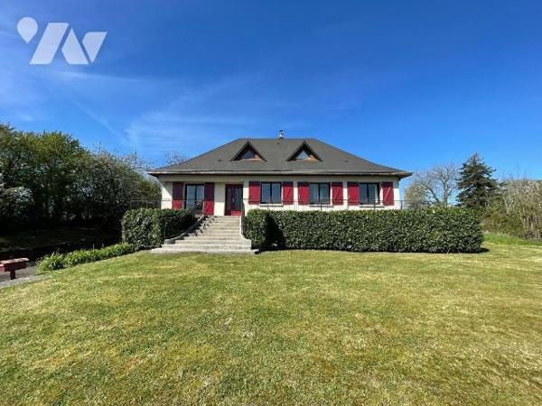 MAISON AVEC CONFORT DU PLAIN-PIED SUR SOUS-SOL COMPLET
TERRAIN D'ENVIRON 7 000 m²
A VENDRE A ...