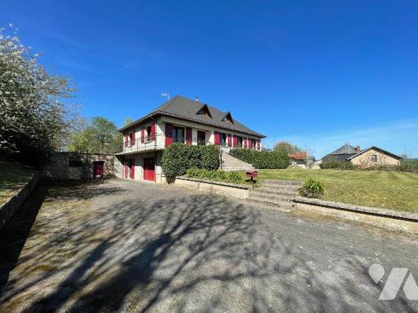 MAISON AVEC CONFORT DU PLAIN-PIED SUR SOUS-SOL COMPLET
TERRAIN D'ENVIRON 7 000 m²
A VENDRE A ...