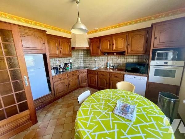 MAISON AVEC CONFORT DU PLAIN-PIED SUR SOUS-SOL COMPLET
TERRAIN D'ENVIRON 7 000 m²
A VENDRE A ...