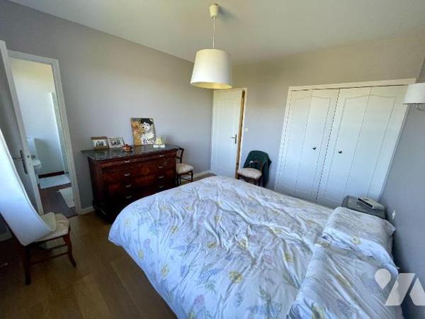 MAISON AVEC CONFORT DU PLAIN-PIED SUR SOUS-SOL COMPLET
TERRAIN D'ENVIRON 7 000 m²
A VENDRE A ...