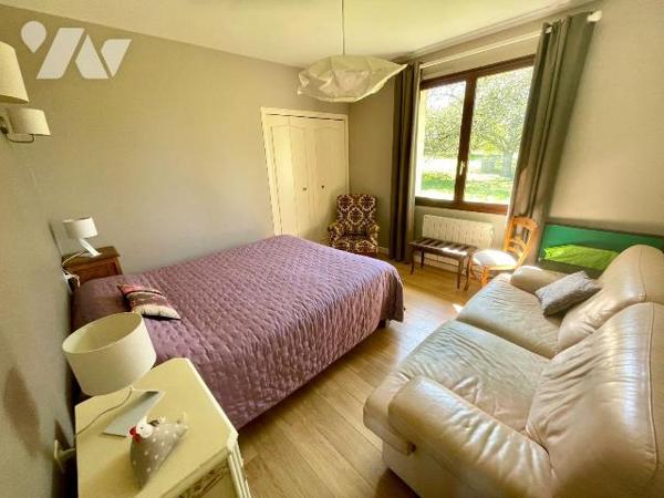 MAISON AVEC CONFORT DU PLAIN-PIED SUR SOUS-SOL COMPLET
TERRAIN D'ENVIRON 7 000 m²
A VENDRE A ...