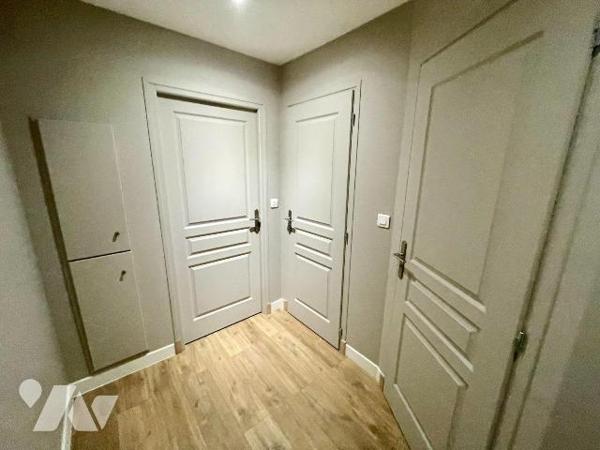 MAISON AVEC CONFORT DU PLAIN-PIED SUR SOUS-SOL COMPLET
TERRAIN D'ENVIRON 7 000 m²
A VENDRE A ...