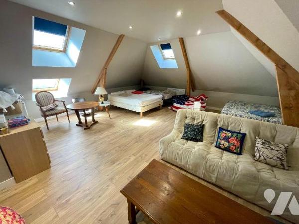 MAISON AVEC CONFORT DU PLAIN-PIED SUR SOUS-SOL COMPLET
TERRAIN D'ENVIRON 7 000 m²
A VENDRE A ...