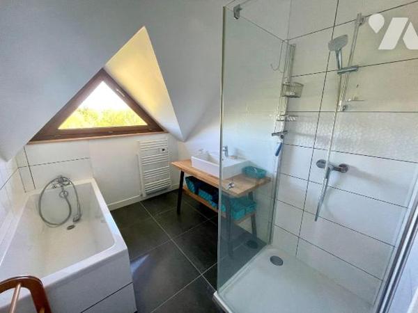 MAISON AVEC CONFORT DU PLAIN-PIED SUR SOUS-SOL COMPLET
TERRAIN D'ENVIRON 7 000 m²
A VENDRE A ...
