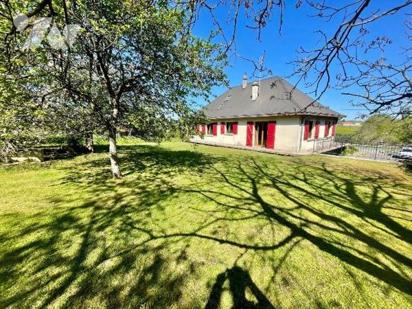 MAISON AVEC CONFORT DU PLAIN-PIED SUR SOUS-SOL COMPLET
TERRAIN D'ENVIRON 7 000 m²
A VENDRE A ...