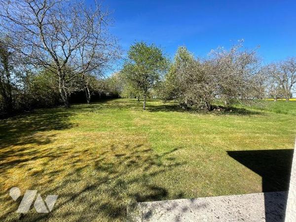 MAISON AVEC CONFORT DU PLAIN-PIED SUR SOUS-SOL COMPLET
TERRAIN D'ENVIRON 7 000 m²
A VENDRE A ...