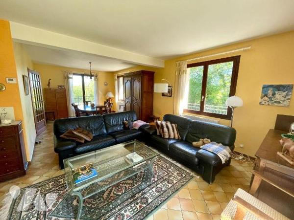 MAISON AVEC CONFORT DU PLAIN-PIED SUR SOUS-SOL COMPLET
TERRAIN D'ENVIRON 7 000 m²
A VENDRE A ...