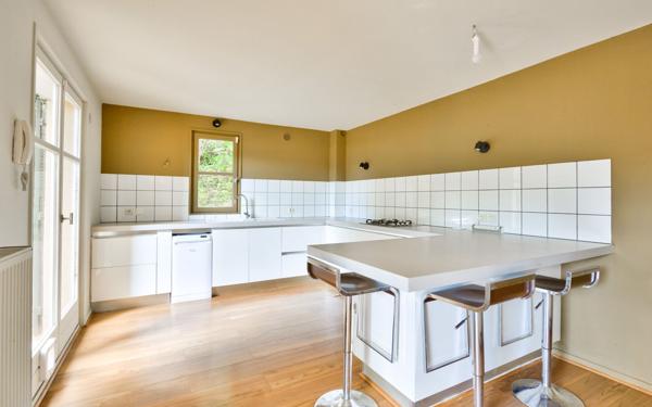Maison à vendre    5 pièces • 130,82 m2 Écully