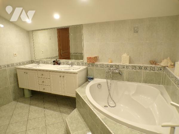 Ensemble immobilier à usage mixte et Fonds de Commerce :
Restaurant,  gîte, Tabac et FDJ