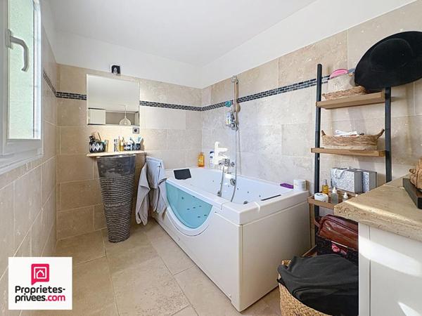 VILLA T5 AVEC PISCINE ET GARAGES