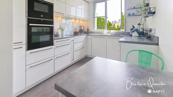 Maison de ville lumineuse avec jardin et garage