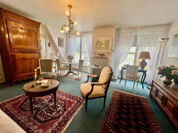 Appartement avec chambre séparée(type 2) en dernier étage place graslin.,  
Nantes 44000