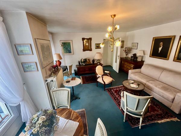 Appartement avec chambre séparée(type 2) en dernier étage place graslin.,  
Nantes 44000