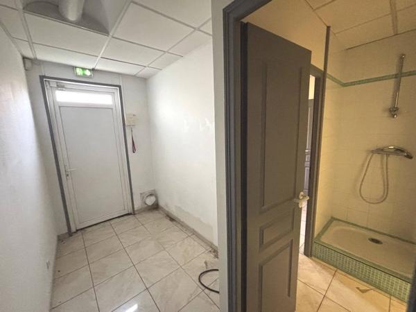 IMMEUBLE COMMERCE + 2 APPARTEMENTS