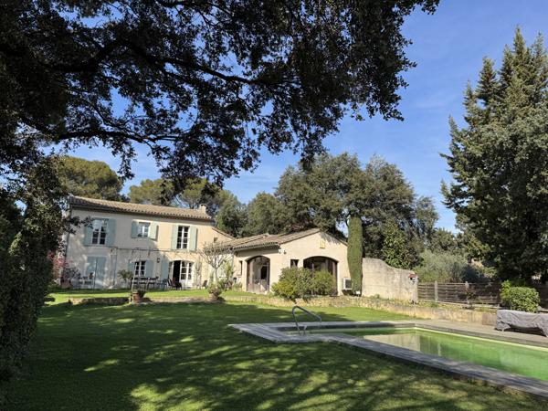 Villeneuve-lès-Avignon (30400) Bastide provençale avec piscine