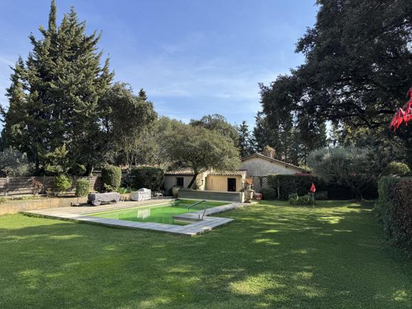 Villeneuve-lès-Avignon (30400) Bastide provençale avec piscine