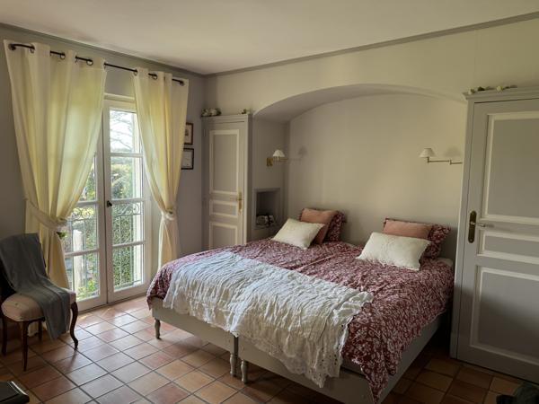 Villeneuve-lès-Avignon (30400) Bastide provençale avec piscine