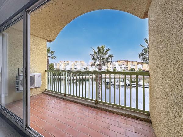 Charmant studio mezzanine rénové de 21.5 m² avec balcon, vue port & place de parking privative, Gruissan 11430