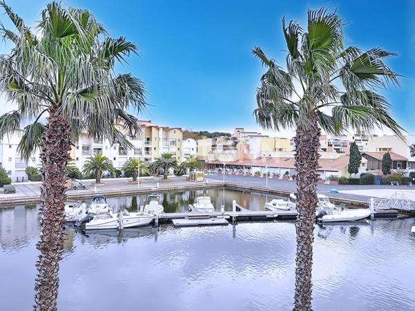 Charmant studio mezzanine rénové de 21.5 m² avec balcon, vue port & place de parking privative, Gruissan 11430