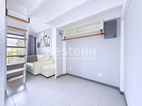 Charmant studio mezzanine rénové de 21.5 m² avec balcon, vue port & place de parking privative, Gruissan 11430