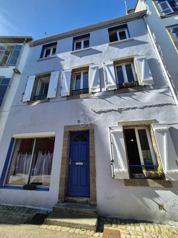 Maison de caractère familiale, nichée au cœur de Camaret-sur-Mer, à deux pas du port, de la plage et des animations, pour une vie au rythme de la mer et de la culture.