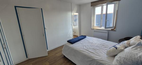 Maison de caractère familiale, nichée au cœur de Camaret-sur-Mer, à deux pas du port, de la plage et des animations, pour une vie au rythme de la mer et de la culture.