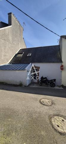 Maison de caractère familiale, nichée au cœur de Camaret-sur-Mer, à deux pas du port, de la plage et des animations, pour une vie au rythme de la mer et de la culture.