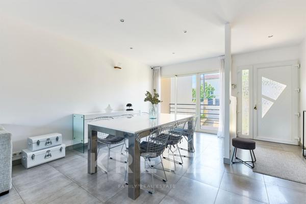 Maison avec grandes terrasses, jardin et piscine intérieure