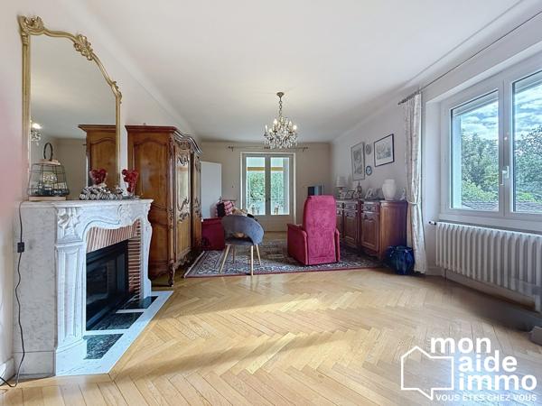 Vaste maison sur sous-sol et terrain