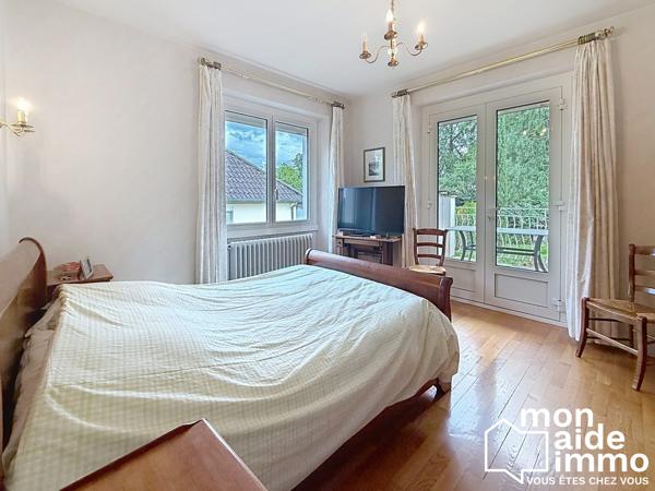 Vaste maison sur sous-sol et terrain