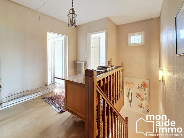 Vaste maison sur sous-sol et terrain