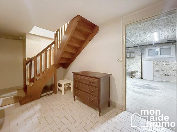 Vaste maison sur sous-sol et terrain