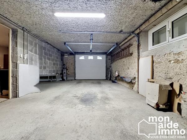 Vaste maison sur sous-sol et terrain
