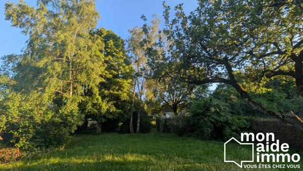 Vaste maison sur sous-sol et terrain